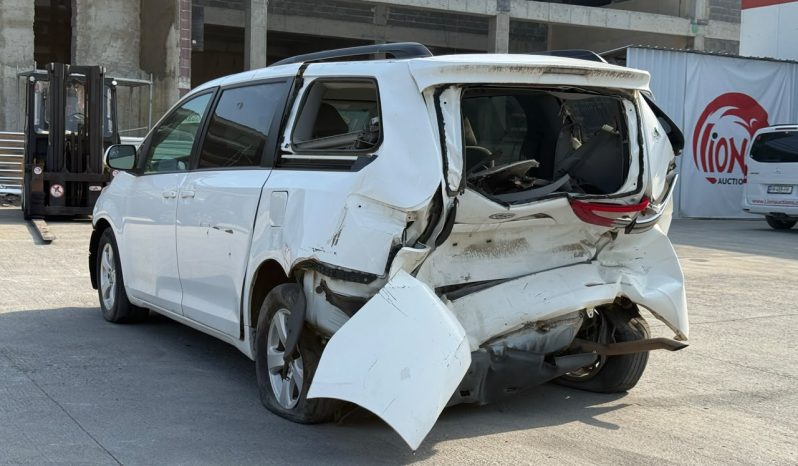 
								2015 Toyota Sienna, LE full									