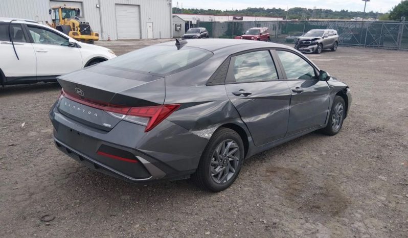 
								Hyundai Elantra full									