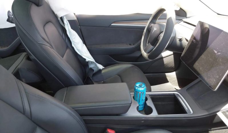 
								Tesla Model 3 full									