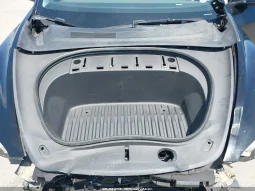 
										Tesla Model 3 full									