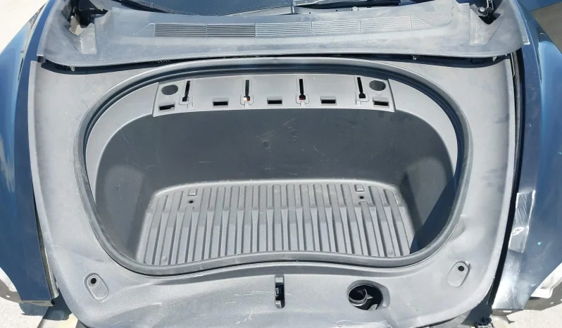 
								Tesla Model 3 full									