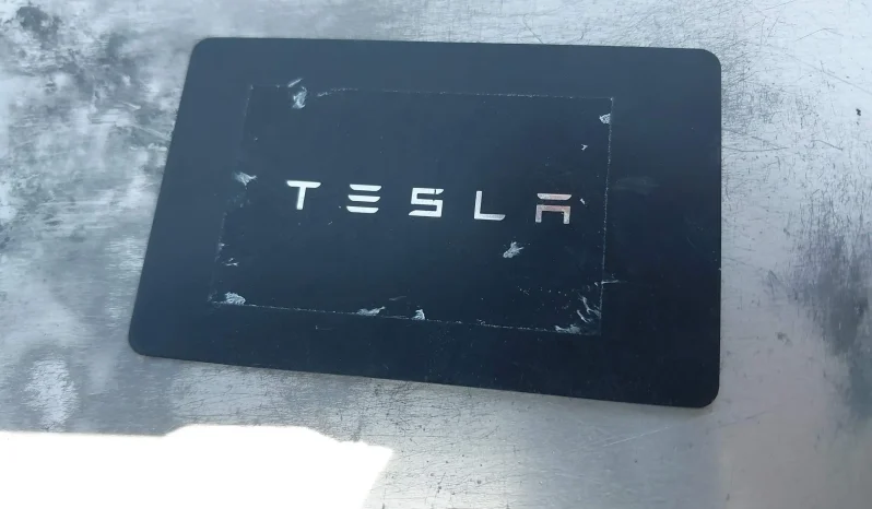 
								Tesla Model 3 full									