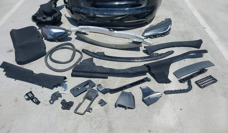 
								Tesla Model 3 full									