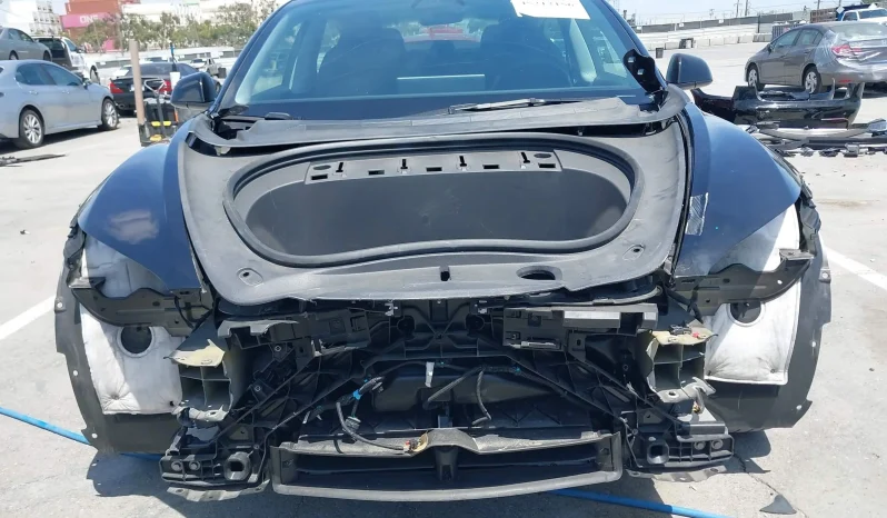 
								Tesla Model 3 full									
