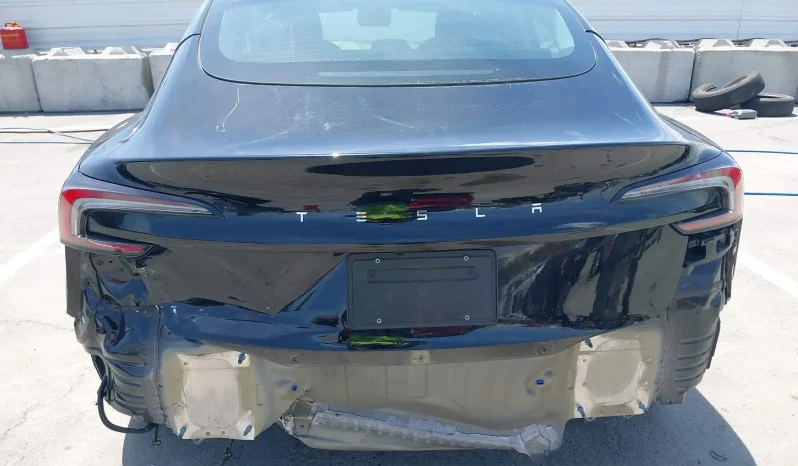 
								Tesla Model 3 full									