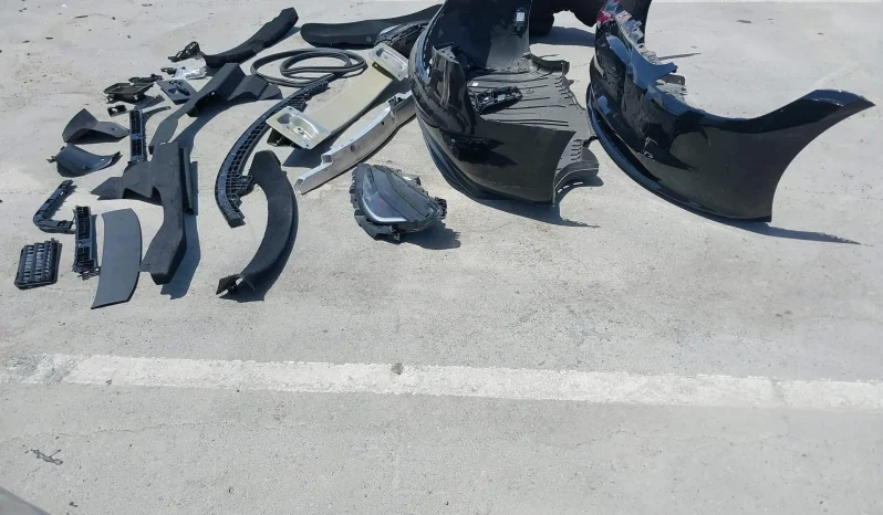 
								Tesla Model 3 full									