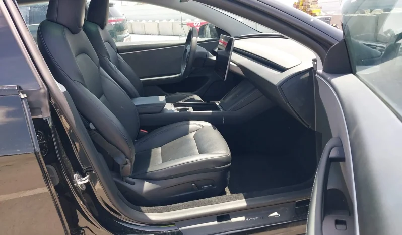 
								Tesla Model 3 full									