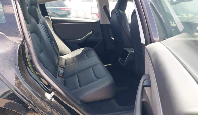 
								Tesla Model 3 full									