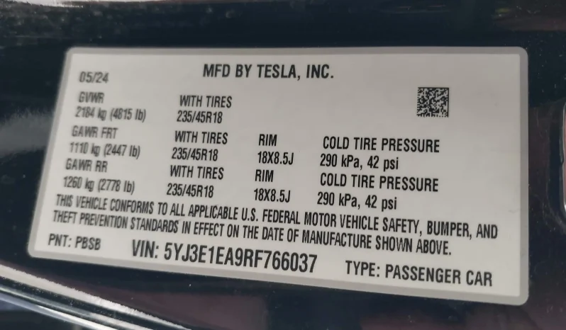 
								Tesla Model 3 full									