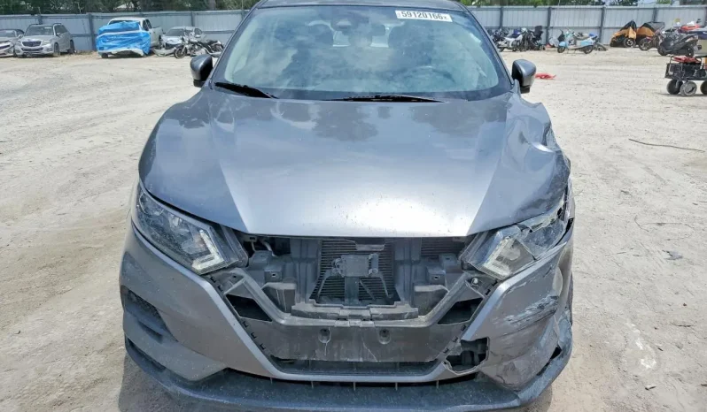 
								Nissan Rogue Sport full									