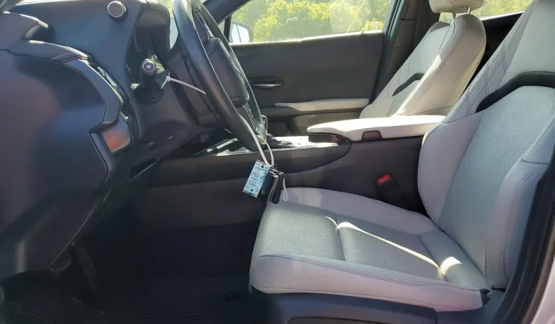 
								Lexus UX full									