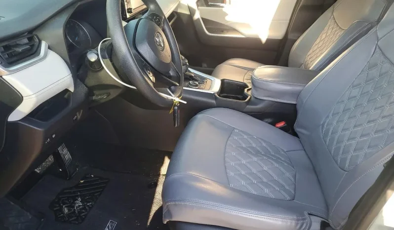
								Toyota RAV4 full									