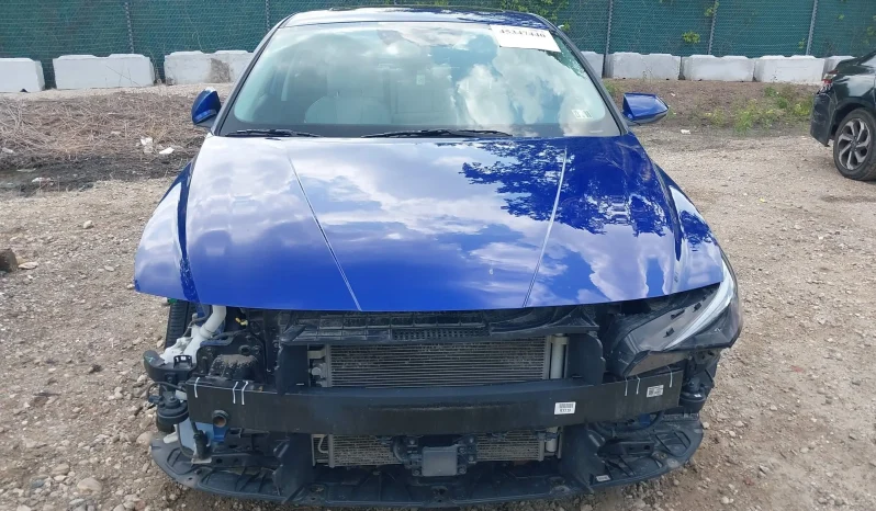 
								Hyundai Elantra Hybrid full									