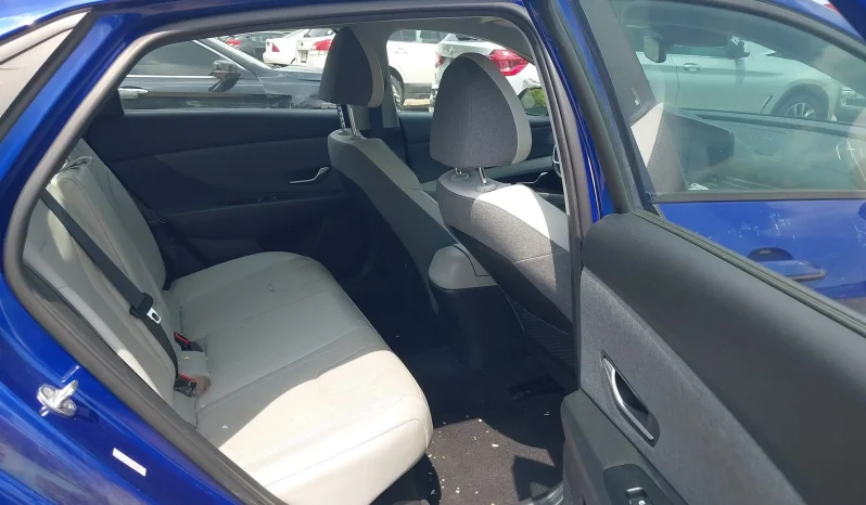 
								Hyundai Elantra Hybrid full									