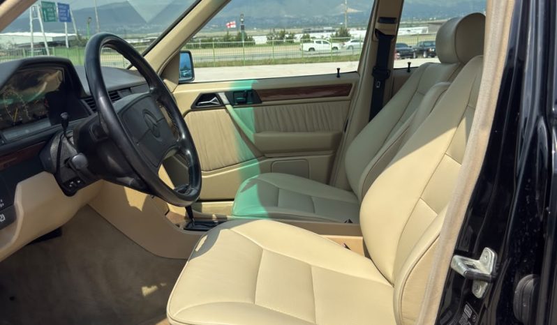 
								1991 Mercedes-Benz 300, E full									