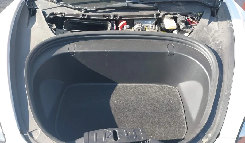 
								Tesla Model 3 full									