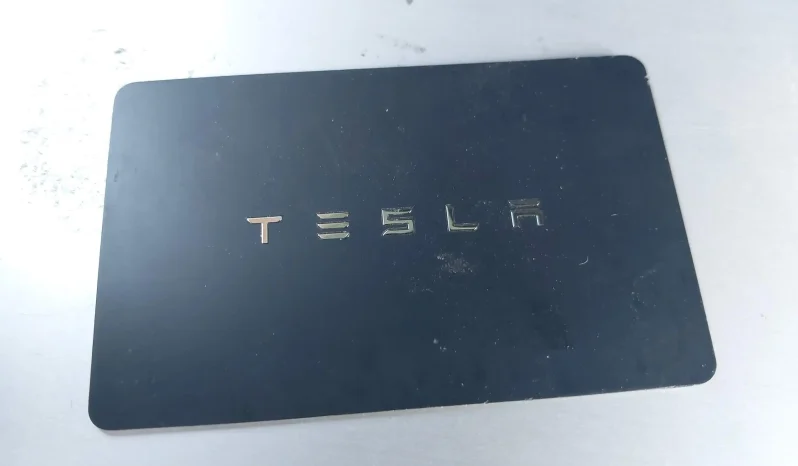 
								Tesla Model 3 full									