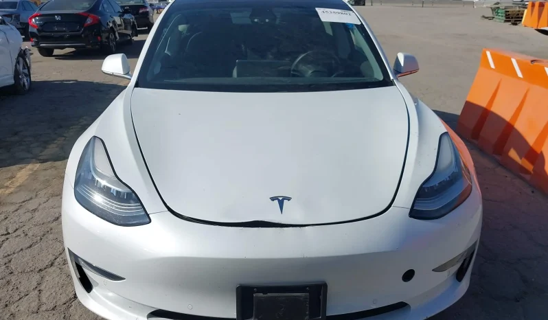 
								Tesla Model 3 full									