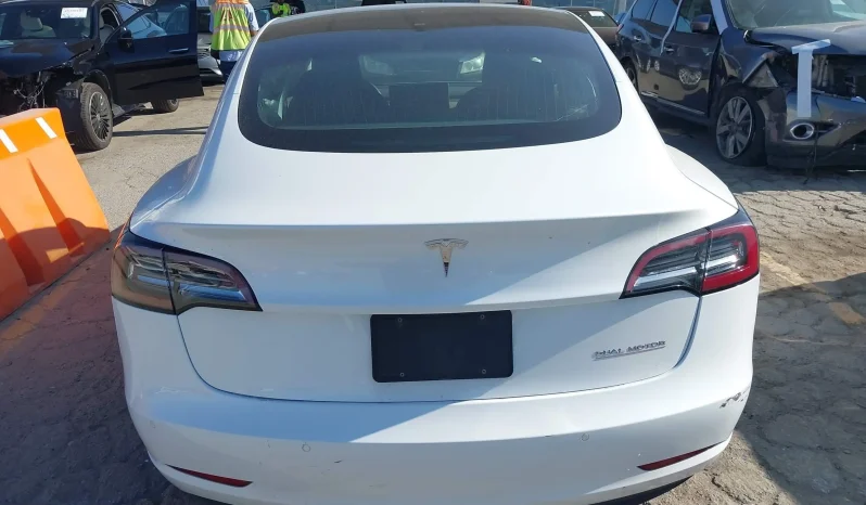 
								Tesla Model 3 full									