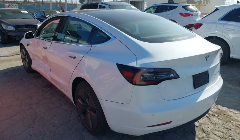 
								Tesla Model 3 full									