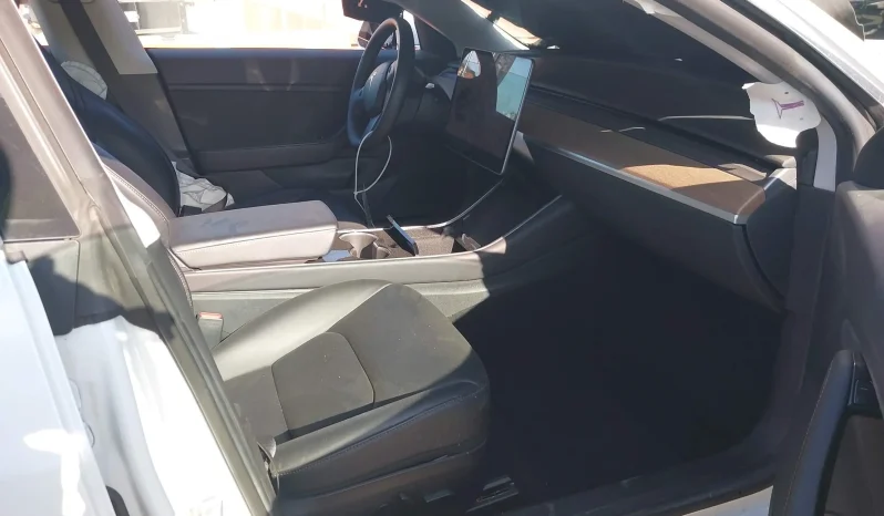 
								Tesla Model 3 full									