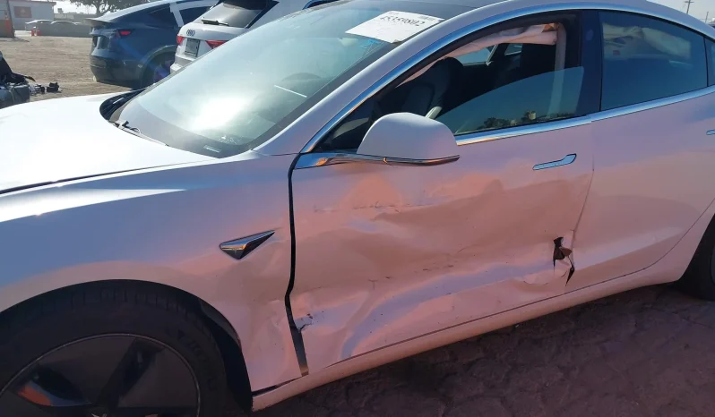 
								Tesla Model 3 full									