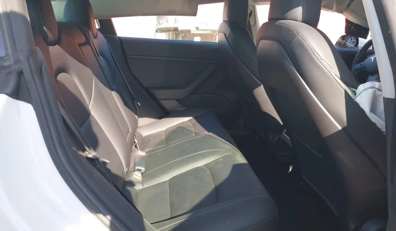 
								Tesla Model 3 full									