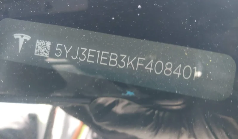 
								Tesla Model 3 full									