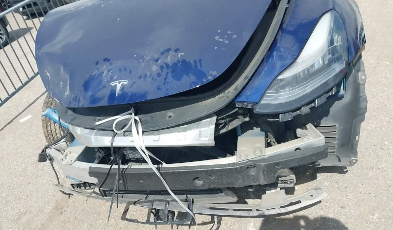 
								Tesla Model Y full									
