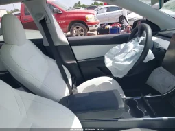 
										Tesla Model Y full									