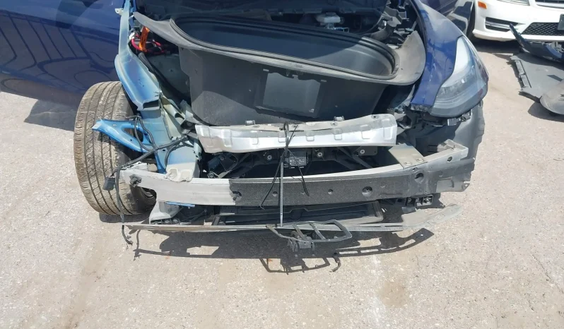 
								Tesla Model Y full									