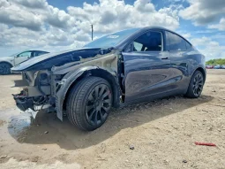 
										Tesla Model Y full									