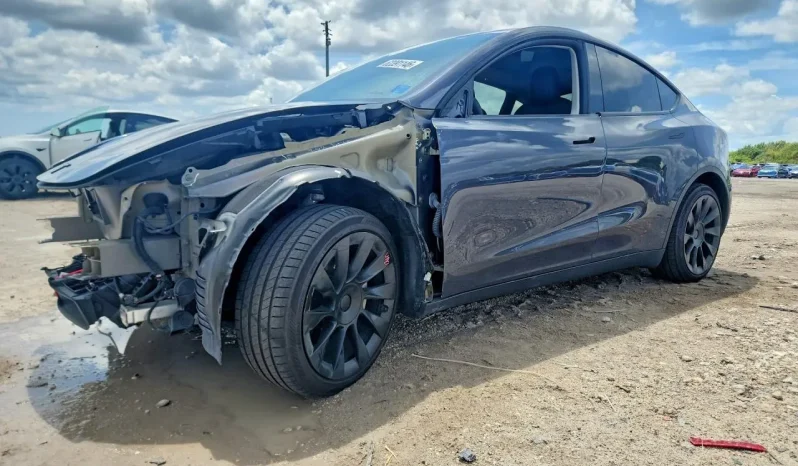 
								Tesla Model Y full									