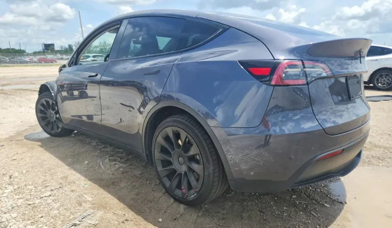 
								Tesla Model Y full									
