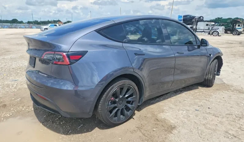 
								Tesla Model Y full									