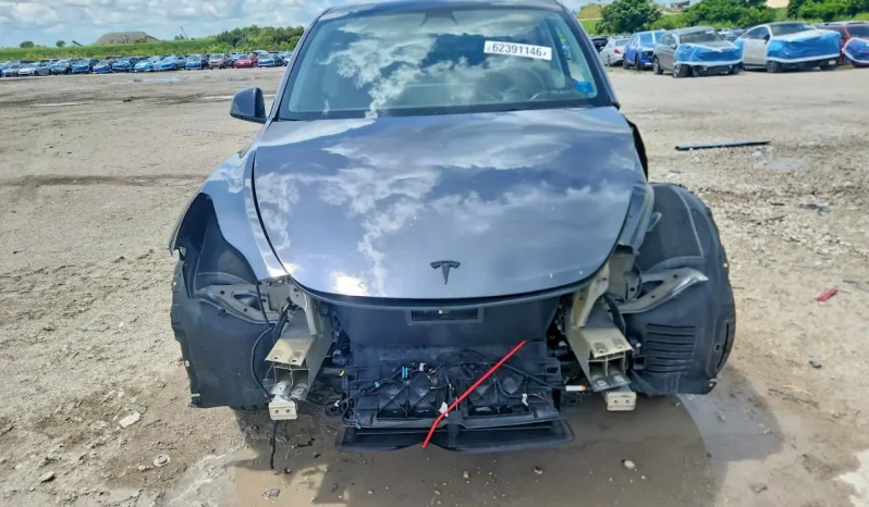 
								Tesla Model Y full									