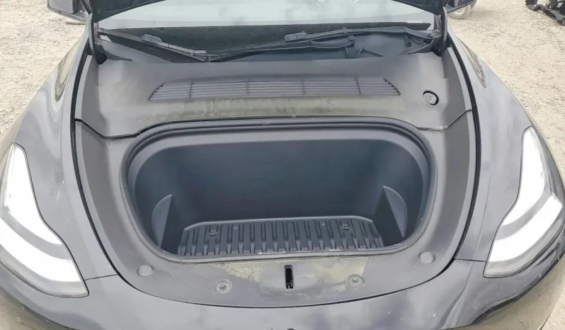 
								Tesla Model Y full									