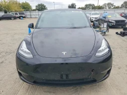 
										Tesla Model Y full									