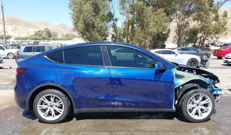 
								Tesla Model Y full									