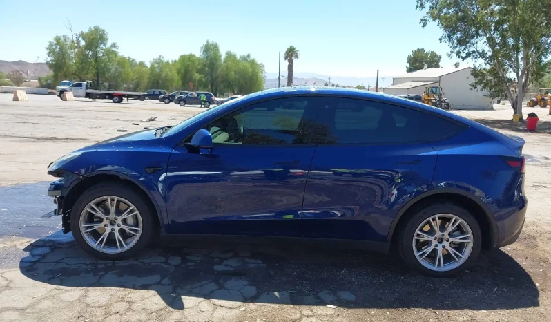 
								Tesla Model Y full									