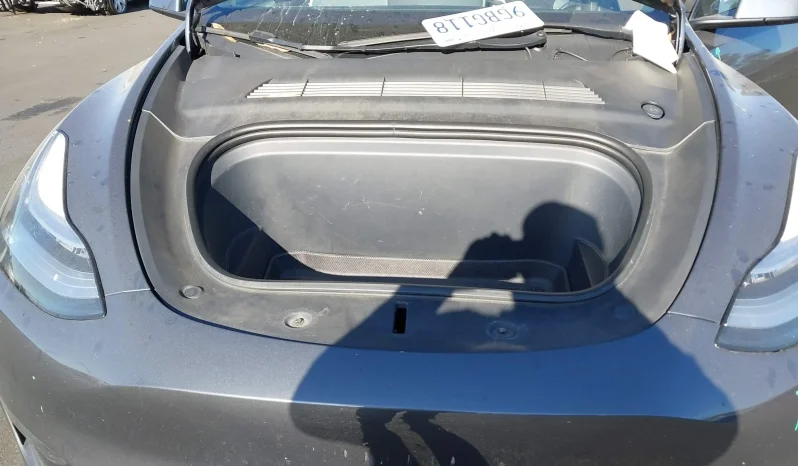 
								Tesla Model Y full									