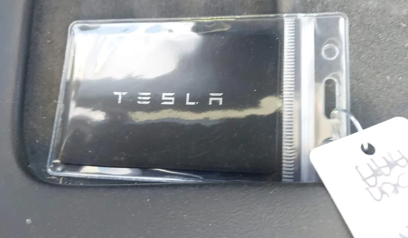 
								Tesla Model Y full									