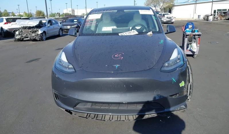 
								Tesla Model Y full									