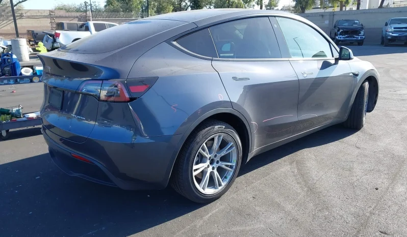 
								Tesla Model Y full									