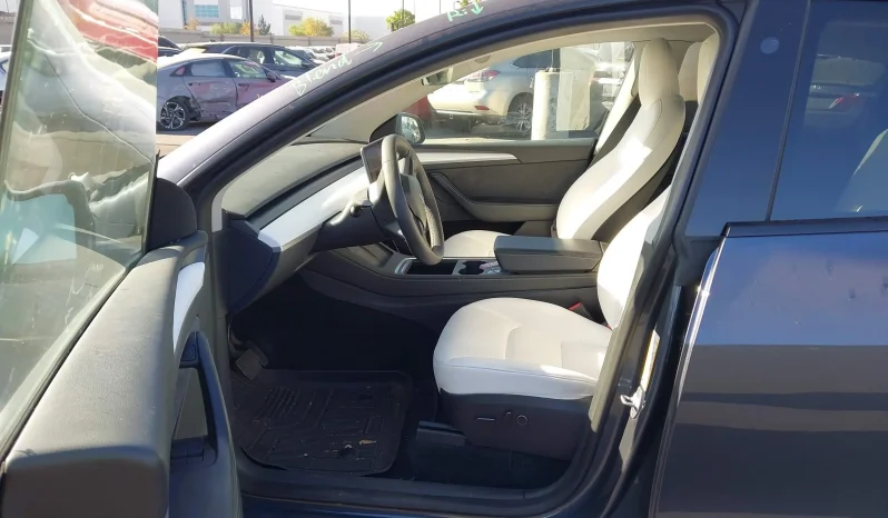 
								Tesla Model Y full									
