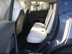 
										Tesla Model Y full									