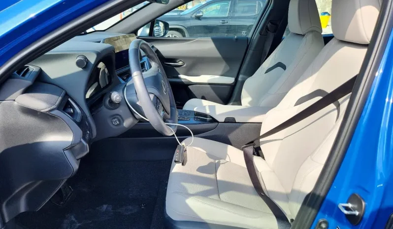 
								Lexus UX full									