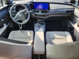 
										Lexus UX full									