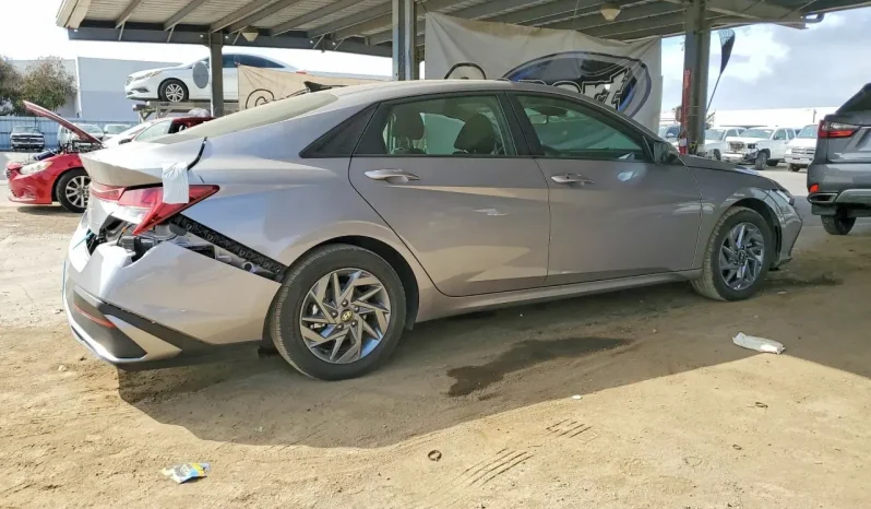 
								Hyundai Elantra full									