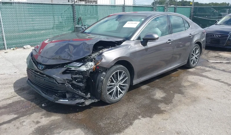 
								Toyota Camry Hybrid full									